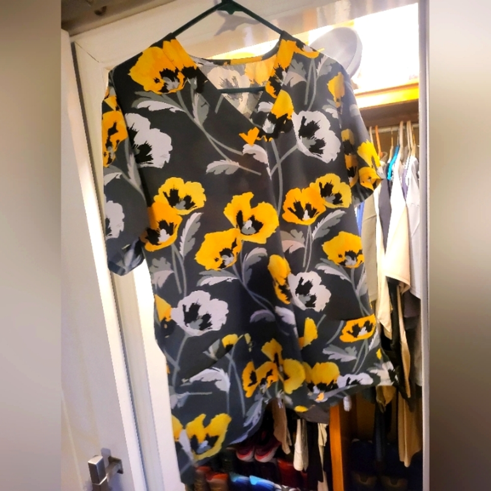 Scrub topt used size L to Xl yellow and white poppy flower print